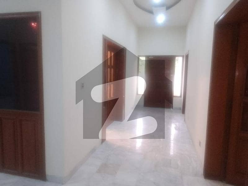 32 Marla house for rent in main cantt hot location
