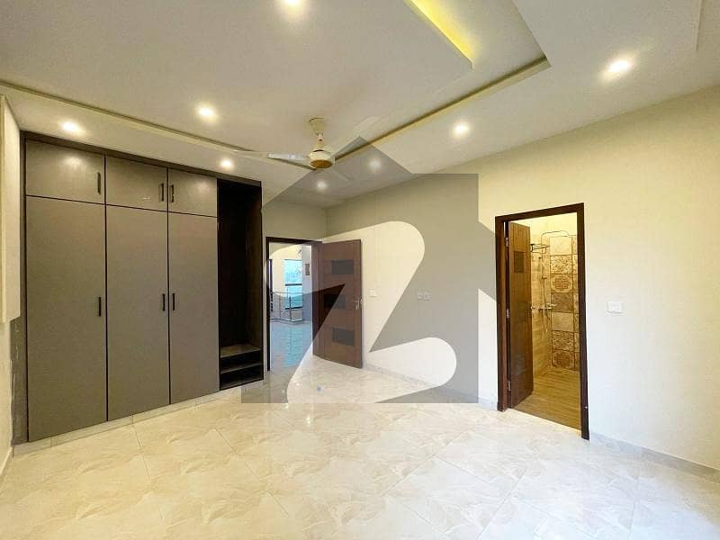 ڈی ایچ اے 9 ٹاؤن ڈیفنس (ڈی ایچ اے),لاہور میں 4 کمروں کا 8 مرلہ مکان 4.4 کروڑ میں برائے فروخت۔