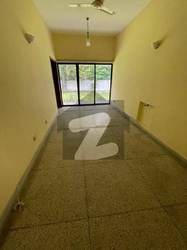 ایف ۔ 8 اسلام آباد میں 4 کمروں کا 1 کنال مکان 45.0 کروڑ میں برائے فروخت۔