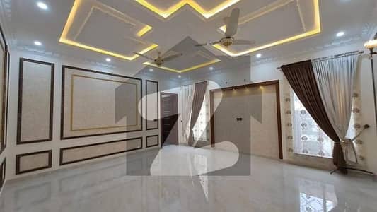 بحریہ ٹاؤن لاہور میں 5 کمروں کا 1 کنال مکان 4.9 کروڑ میں برائے فروخت۔