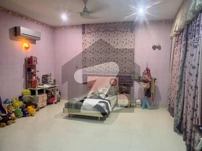 ڈی ایچ اے فیز 8 ڈی ایچ اے ڈیفینس,کراچی میں 4 کمروں کا 1 کنال مکان 12.5 کروڑ میں برائے فروخت۔