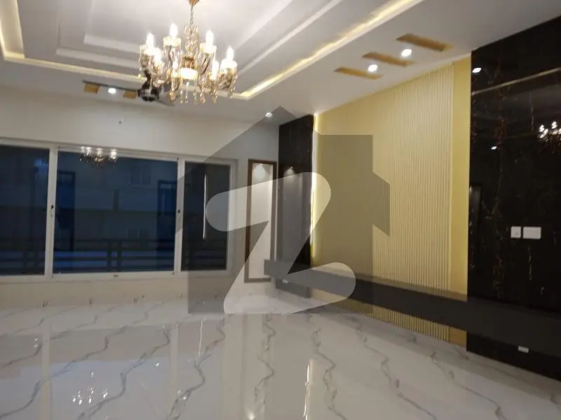 Luxurious One Kanal Designer House : Elegant Living at Its Finest