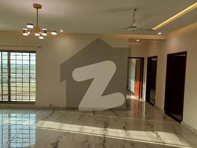 عسکری 11 - سیکٹر ڈی عسکری 11,عسکری,لاہور میں 3 کمروں کا 10 مرلہ فلیٹ 2.8 کروڑ میں برائے فروخت۔