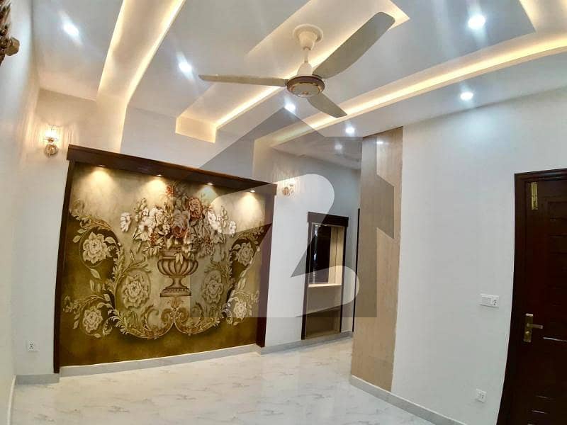 بحریہ ٹاؤن لاہور میں 3 کمروں کا 5 مرلہ مکان 2.1 کروڑ میں برائے فروخت۔