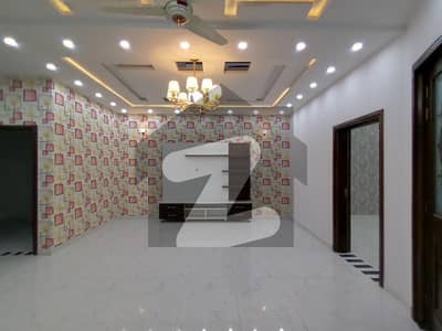 ایڈن ایگزیکیٹو ایڈن گارڈنز,فیصل آباد میں 5 کمروں کا 7 مرلہ مکان 3.49 کروڑ میں برائے فروخت۔