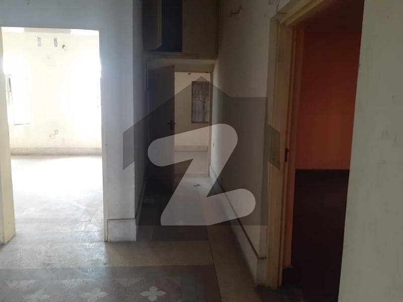 غازی روڈ کینٹ,لاہور میں 2 کمروں کا 4 مرلہ فلیٹ 52.0 لاکھ میں برائے فروخت۔