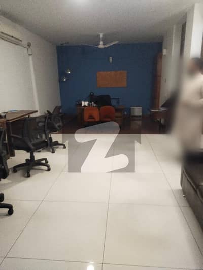 گلبرگ لاہور میں 6 کمروں کا 10 مرلہ مکان 2.5 لاکھ میں کرایہ پر دستیاب ہے۔