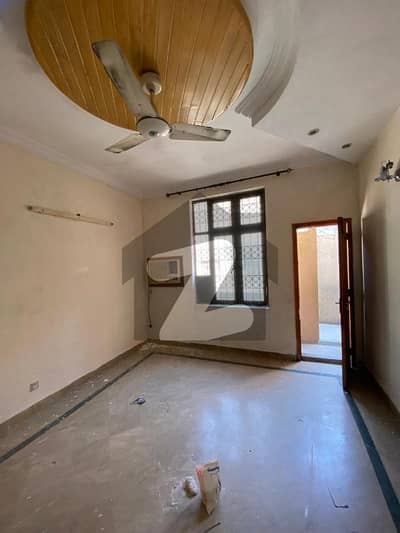 مصطفیٰ ٹاؤن لاہور میں 6 کمروں کا 1 کنال مکان 2.5 لاکھ میں کرایہ پر دستیاب ہے۔