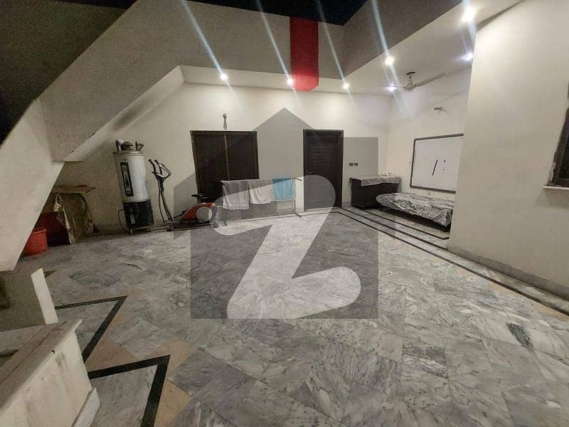 مدینہ ٹاؤن فیصل آباد میں 5 کمروں کا 10 مرلہ مکان 3.15 کروڑ میں برائے فروخت۔