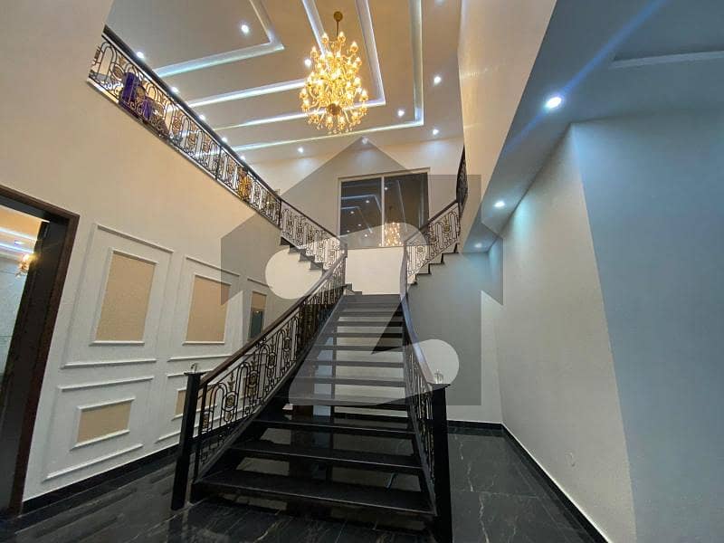 ویلینشیاء ہاؤسنگ سوسائٹی لاہور میں 5 کمروں کا 1 کنال مکان 8.1 کروڑ میں برائے فروخت۔