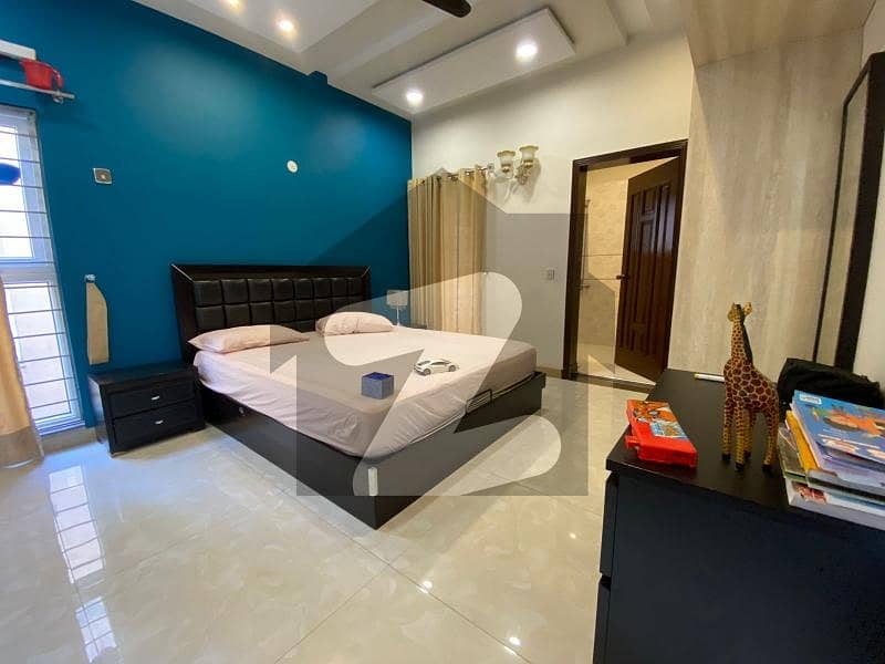 طارق گارڈنز لاہور میں 5 کمروں کا 10 مرلہ مکان 4.2 کروڑ میں برائے فروخت۔