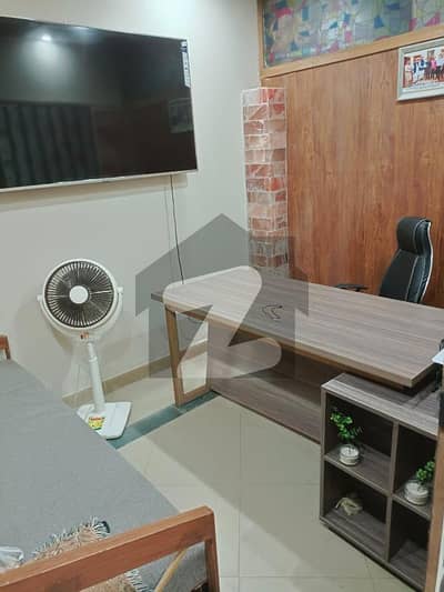 گلبرگ لاہور میں 10 کمروں کا 2 کنال مکان 8.0 لاکھ میں کرایہ پر دستیاب ہے۔