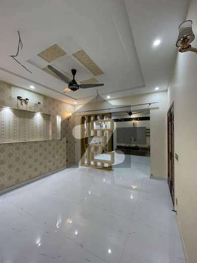طارق گارڈنز ۔ بلاک سی طارق گارڈنز,لاہور میں 5 کمروں کا 10 مرلہ مکان 1.3 لاکھ میں کرایہ پر دستیاب ہے۔