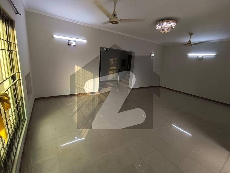 بحریہ ٹاؤن فیز 3 بحریہ ٹاؤن راولپنڈی,راولپنڈی میں 3 کمروں کا 10 مرلہ مکان 3.4 کروڑ میں برائے فروخت۔