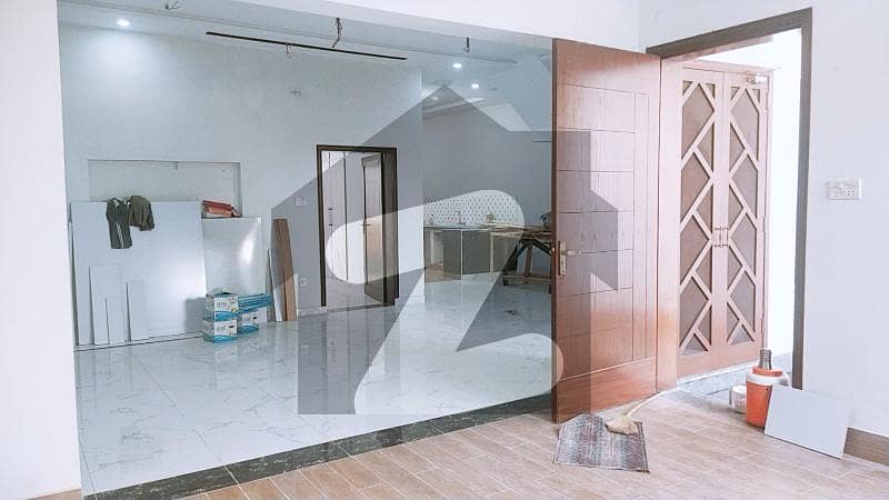 خیابان کالونی 2 فیصل آباد میں 5 کمروں کا 10 مرلہ مکان 3.0 کروڑ میں برائے فروخت۔