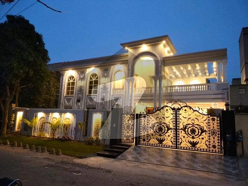 ویلینشیاء ہاؤسنگ سوسائٹی لاہور میں 6 کمروں کا 1 کنال مکان 9.5 کروڑ میں برائے فروخت۔