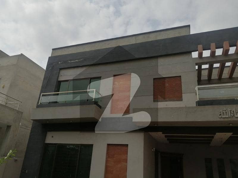 1 KANAL SLIGHTLY USED UPPER PORTION IS AVAILABLE FOR RENT ON TOP LOCATION OF TARIQ GARDENS LAHORE