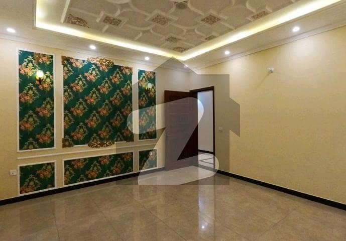 علامہ اقبال ٹاؤن لاہور میں 5 کمروں کا 10 مرلہ مکان 6.5 کروڑ میں برائے فروخت۔