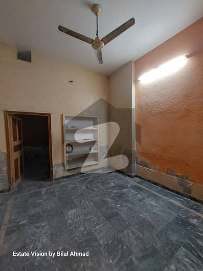 سوساں روڈ فیصل آباد میں 3 کمروں کا 3 مرلہ مکان 23.5 ہزار میں کرایہ پر دستیاب ہے۔