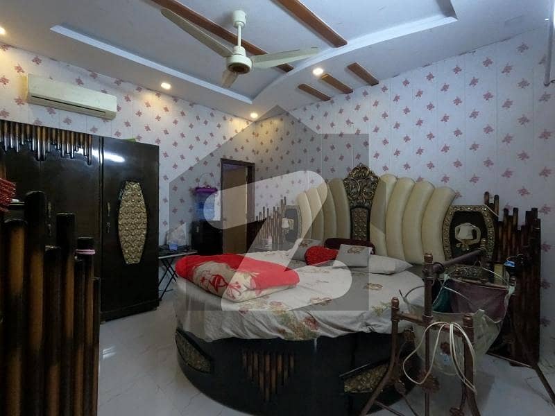 گلشنِ اقبال ٹاؤن کراچی میں 8 کمروں کا 8 مرلہ فلیٹ 5.9 کروڑ میں برائے فروخت۔