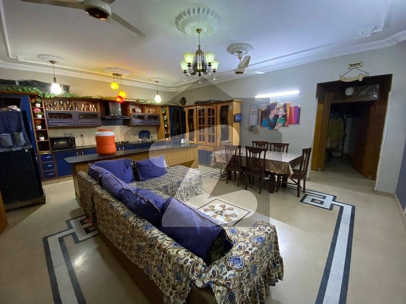 گلستانِ جوہر کراچی میں 9 کمروں کا 10 مرلہ مکان 6.5 کروڑ میں برائے فروخت۔