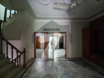 جوہر ٹاؤن فیز 2 جوہر ٹاؤن,لاہور میں 4 کمروں کا 5 مرلہ بالائی پورشن 42.0 ہزار میں کرایہ پر دستیاب ہے۔