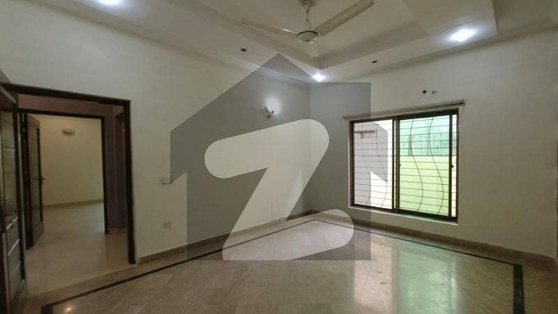 In Askari 10 - Sector C House For sale Sized 1 Kanal