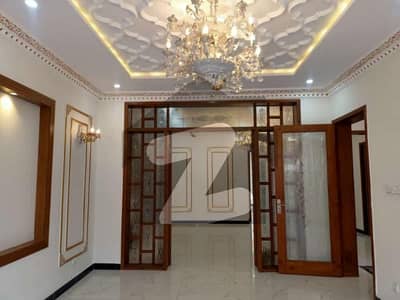 کیولری گراؤنڈ لاہور میں 5 کمروں کا 10 مرلہ مکان 4.9 کروڑ میں برائے فروخت۔