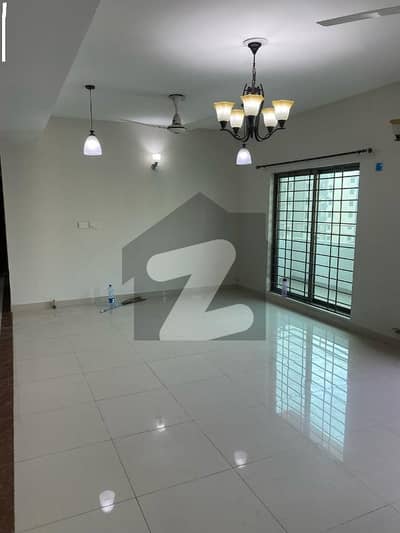 10 MARLA 3 BEDROOMS APARTMENT AVAILABLE FOR SALE UNDER GROUND PARKING