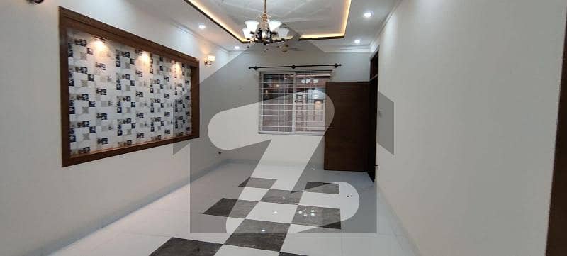 سوان گارڈن اسلام آباد میں 8 کمروں کا 10 مرلہ مکان 1.7 لاکھ میں کرایہ پر دستیاب ہے۔