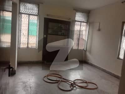 علامہ اقبال ٹاؤن لاہور میں 2 کمروں کا 10 مرلہ بالائی پورشن 40.0 ہزار میں کرایہ پر دستیاب ہے۔