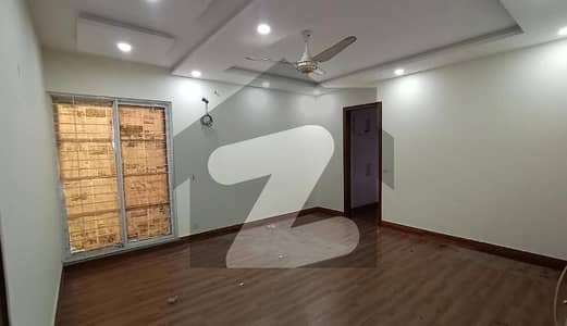 1 Kanal Beautiful Upper Portion Available For Rent In DHA Separate Gate & Double Terrace