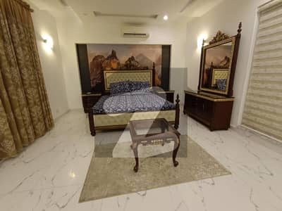 ڈی ایچ اے فیز 8 - بلاک ڈبلیو فیز 8,ڈیفنس (ڈی ایچ اے),لاہور میں 6 کمروں کا 1 کنال مکان 4.2 لاکھ میں کرایہ پر دستیاب ہے۔
