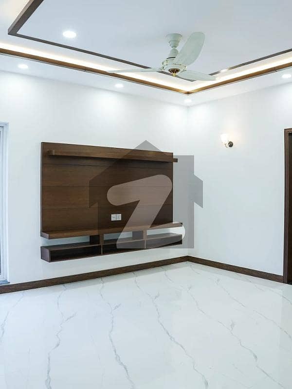ڈی ایچ اے فیز 5 - بلاک ایچ فیز 5,ڈیفنس (ڈی ایچ اے),لاہور میں 5 کمروں کا 1 کنال مکان 8.75 کروڑ میں برائے فروخت۔