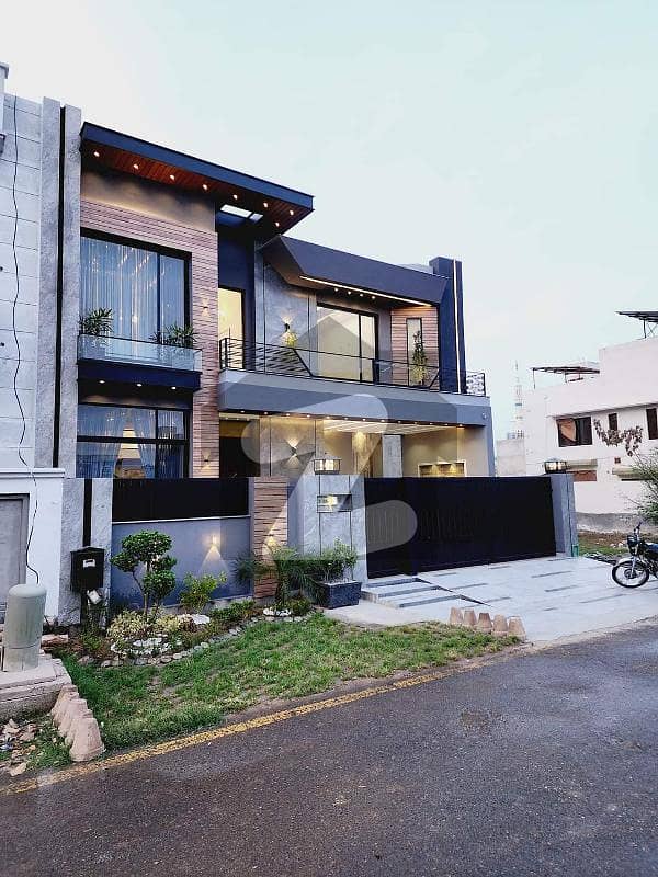 8-Marla Brand New Ultra Modern Most Elegant Dream Villa For Sale Near Park