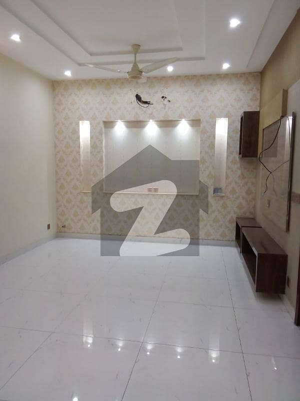 طارق گارڈنز لاہور میں 5 کمروں کا 10 مرلہ مکان 1.3 لاکھ میں کرایہ پر دستیاب ہے۔