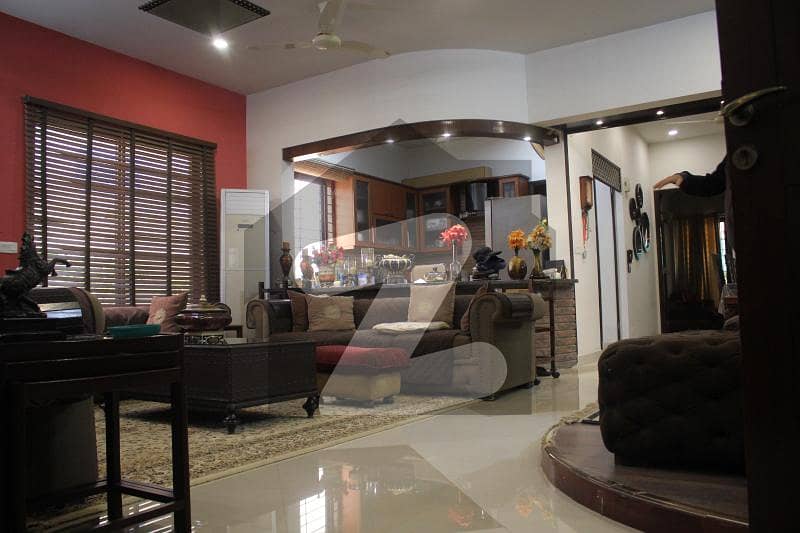 ڈی ایچ اے فیز 8 ڈی ایچ اے ڈیفینس,کراچی میں 6 کمروں کا 1 کنال مکان 10.5 کروڑ میں برائے فروخت۔