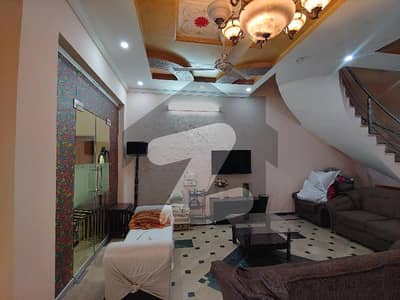 ای ایم ای سوسائٹی لاہور میں 3 کمروں کا 10 مرلہ مکان 1.2 لاکھ میں کرایہ پر دستیاب ہے۔