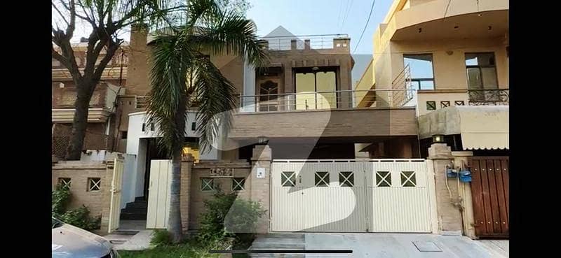 واپڈا ٹاؤن لاہور میں 4 کمروں کا 10 مرلہ مکان 1.5 لاکھ میں کرایہ پر دستیاب ہے۔