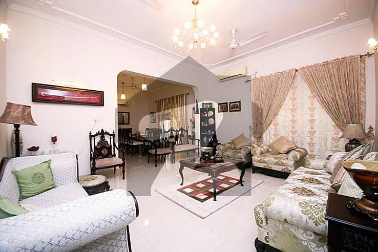 ڈی ایچ اے فیز 2 ڈیفنس (ڈی ایچ اے),لاہور میں 5 کمروں کا 1 کنال مکان 6.6 کروڑ میں برائے فروخت۔