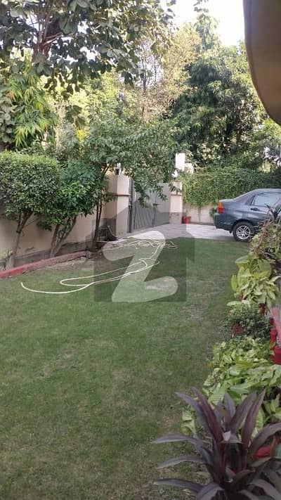 ڈی ایچ اے فیز 2 - بلاک ایس فیز 2,ڈیفنس (ڈی ایچ اے),لاہور میں 6 کمروں کا 1 کنال مکان 6.5 کروڑ میں برائے فروخت۔