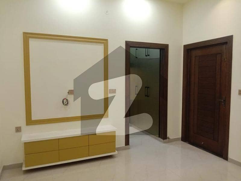 ایڈن ایگزیکیٹو ایڈن گارڈنز,فیصل آباد میں 5 کمروں کا 10 مرلہ مکان 4.85 کروڑ میں برائے فروخت۔