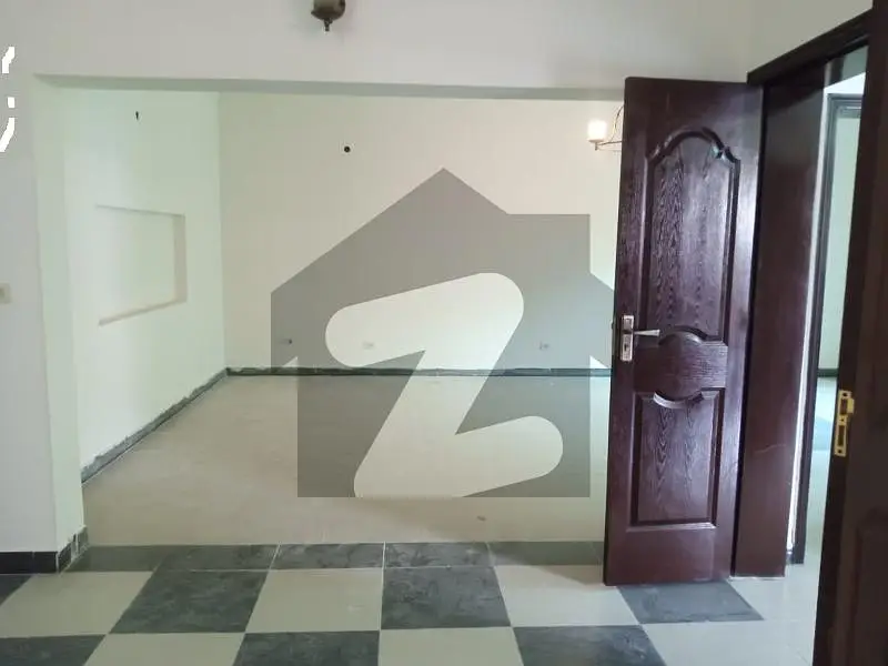 10 MARLA 4 BEDROOMS SD HOUSE AVAILABLE FOR RENT