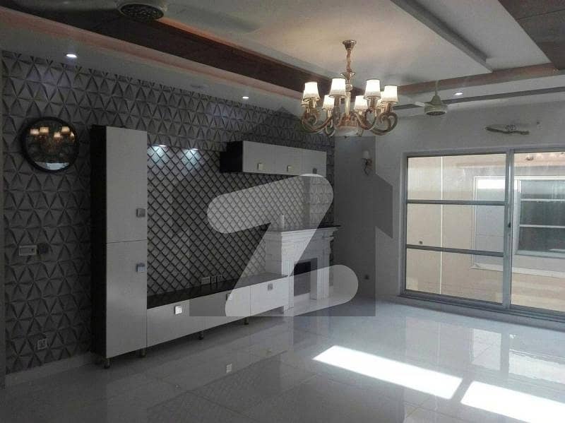 10 Marla Slightly House for Sale In Bahria Town - Oveseas A Block Lahore