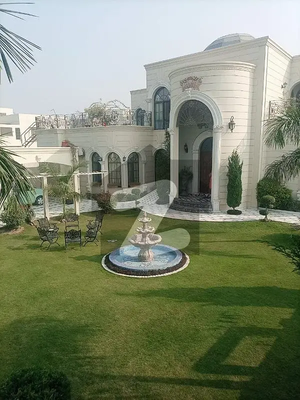 2 KANAL OWNER BUILD HOUSE AVAILBALE FIR SALE AT BABAR BLOCK BAHRIA TOWN LAHORE