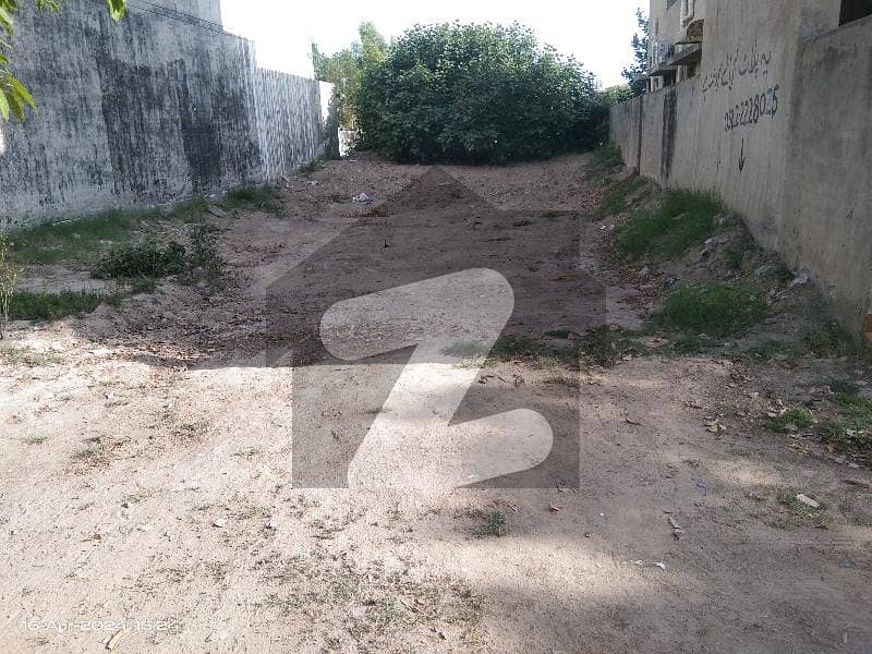Plot for sale. umer block Plot /. good location 
posission paid utility paid. 8/66 Marla paid. near to park and mosque. 166 lakh