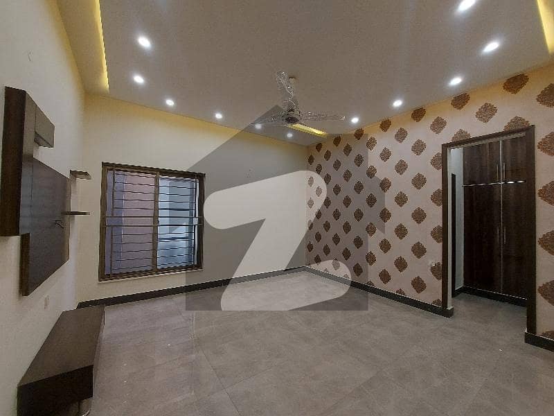 ماڈل سٹی ون کینال روڈ,فیصل آباد میں 4 کمروں کا 11 مرلہ مکان 4.5 کروڑ میں برائے فروخت۔