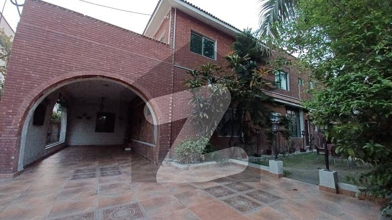 ڈی ایچ اے ڈیفینس لاہور میں 6 کمروں کا 1 کنال مکان 3.5 لاکھ میں کرایہ پر دستیاب ہے۔