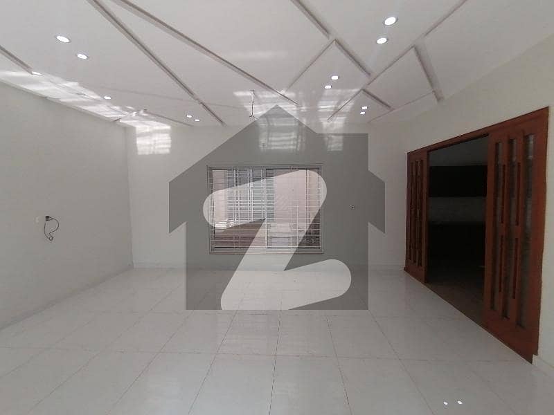 شالیمار کالونی ملتان میں 3 کمروں کا 8 مرلہ مکان 55.0 ہزار میں کرایہ پر دستیاب ہے۔