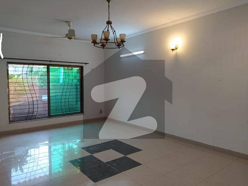 12 MARLA 4 BEDROOMS SD HOUSE AVAILABLE FOR RENT